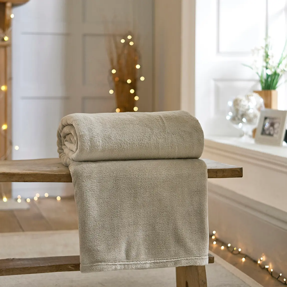Deyong snuggle throw pebble